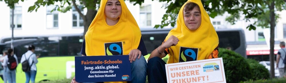 Schüler im Bananen-Kostüm mit Statement-Schildern (Bild: Carl Schwarz)