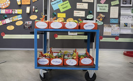 Faire Pausensnacks für alle Schüler*innen, die in ihren Klassen die Veranstaltung über Monitore verfolgt haben. (Bild: Fairtrade Deutschland e.V. / Dominique Brewing)