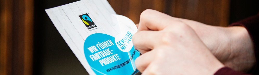 Aufkleber mit der Aufschrift "Wir führen Fairtrade-Produkte". Bild: Jakub Kaliszewski