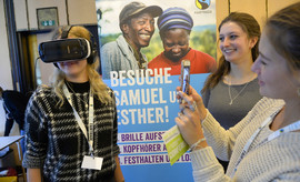 SchülerInnen konnten sich mit der Virtual Reality Brille auf eine Reise in die Ursprungsländer von Fairtrade-Rohstoffen begeben (Foto: Anestis Aslanidis)