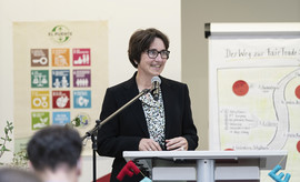 Worte der Begrüßung und des Glückwunsches von der stellvertretenden Schulleiterin SIlke Scholz. (Bild: Fairtrade Deutschland e.V. / Dominique Brewing)