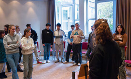 Schüler*innen im Workshop rund um E-Mobilität und gerechte Beschaffung von Ressourcen. (Bild: Fairtrade / Keweritsch.com.)