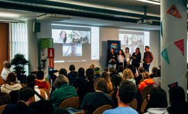 Die SchülerInnen konnten live Fragen an Yinson Rodriguez, Fairtrade-Kaffee und Honig-Produzent aus Kolumbien stellen (Bild: Ilkay Karakurt)