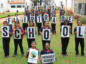 Schülerinnen und Schüler der Vidyashilp Academy. © Fairtrade India
