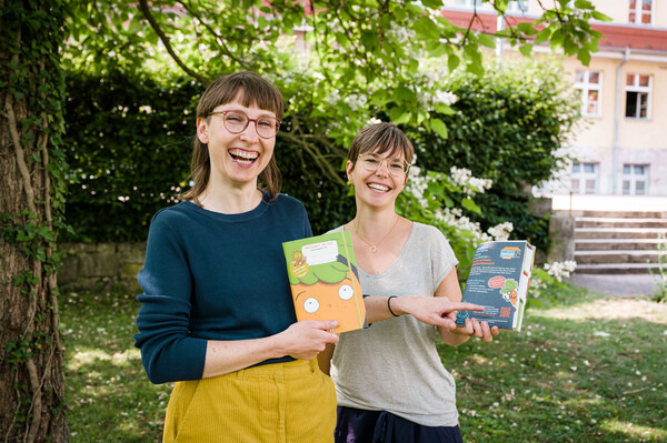 Übergabe vom Möhrchenheft mit Laura Ziegler vom Möhrchenheft und Aileen Böckmann von Fairtrade Deutschland e.v. (Bild: Henry Sowinski)