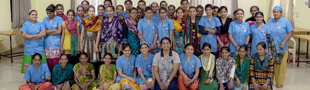 Gruppenfoto der Näherinnen von Sethu (Bild: Fairtrade / filmreif.biz / T. Kleinschmidt, J. Mende)