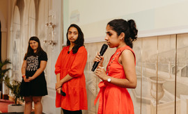 Mona Andres von Fridays for Future, Poetryslamerin Hosnijah Mehr und Moderatorin Navika Deol zum jungen Engagement (Bild: Jeannette Petri)