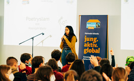 Poetryslamerin und ehemalige Schülerin einer Fairtrade-School über junges Engagement (Bild: Ilkay Karakurt)